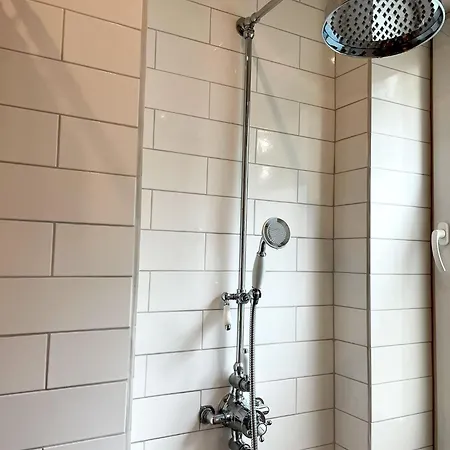 Lily - Ideal For Groups And Families Near Train Station