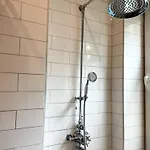 Lily - Ideal For Groups And Families Near Train Station